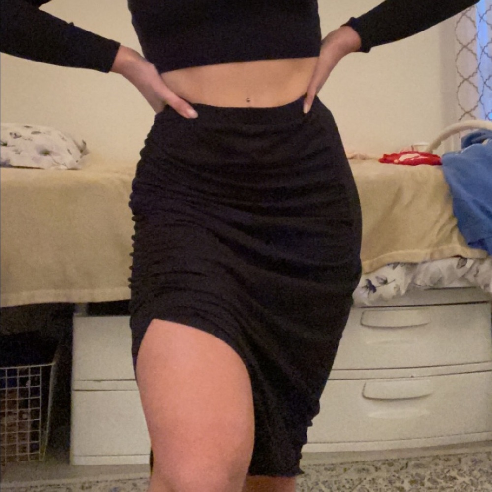 Runched/slit side black midi skirt